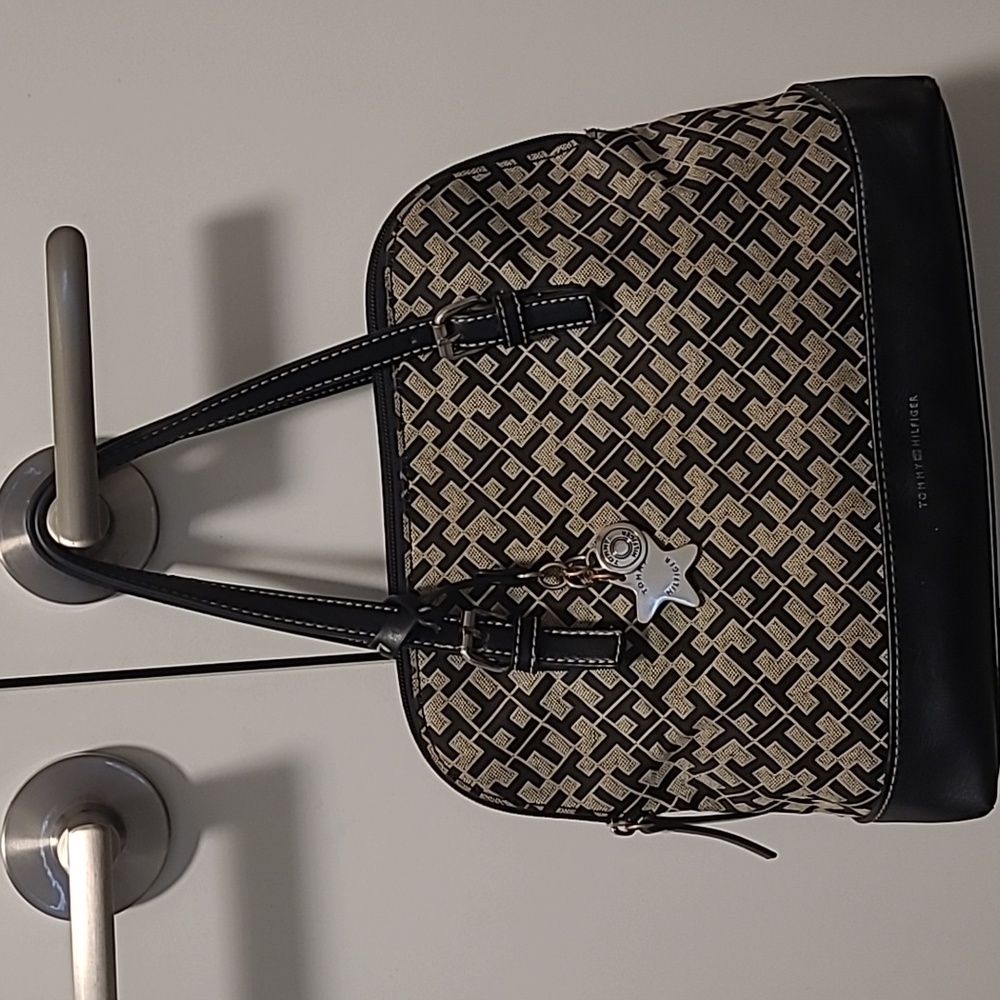 🎉 Super SALE 🎉 TOMMY HILFIGER handbag EUC